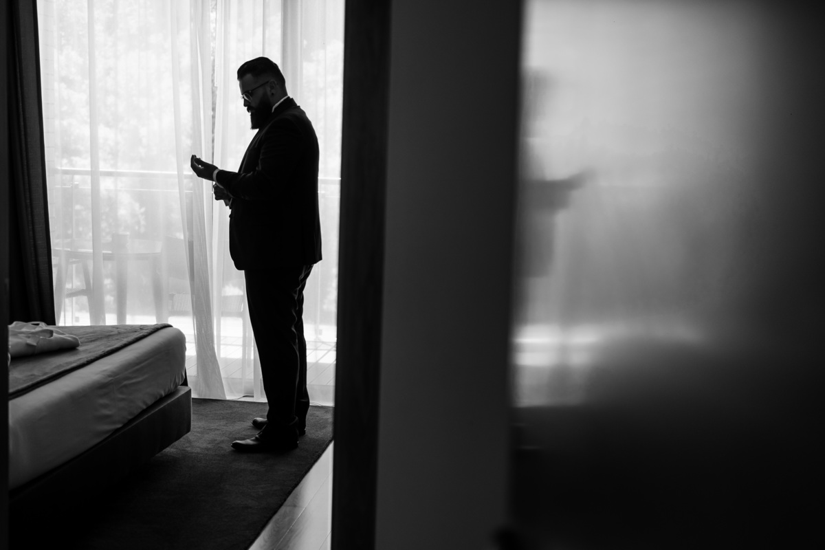 Preparação do noivo a preto e branco