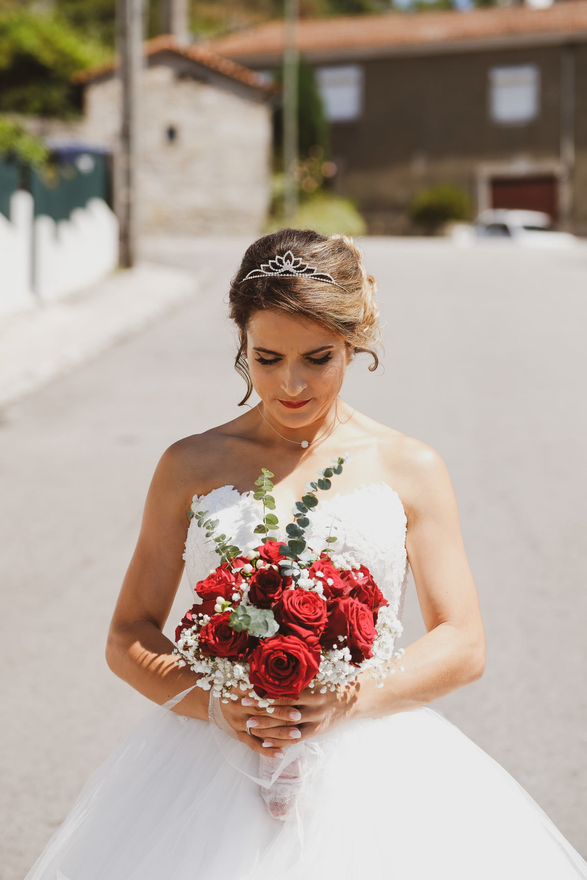 Noiva com o ramo na rua