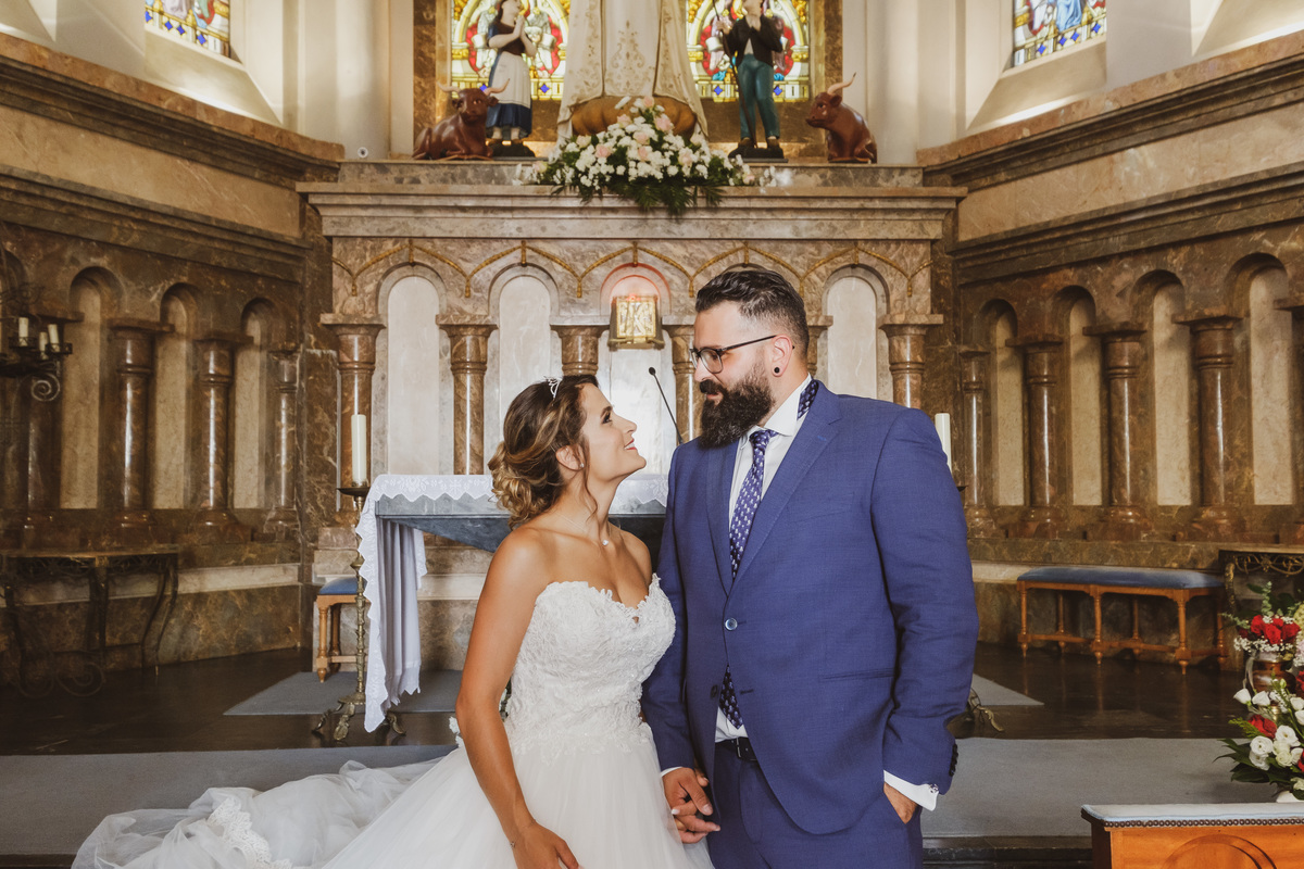 Noivos na Capela de Nossa Senhora de La-Salette felizes