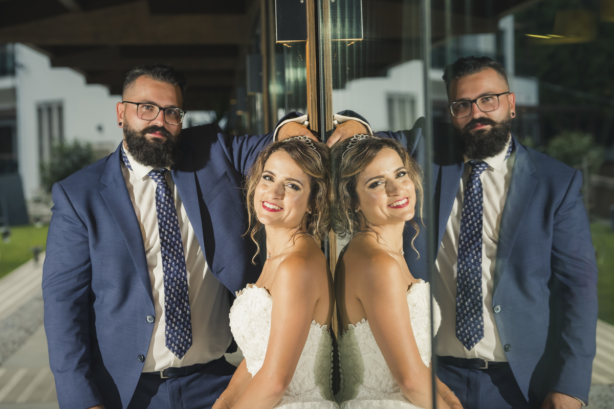 Noivos á porta do salão da Quinta do Caima 