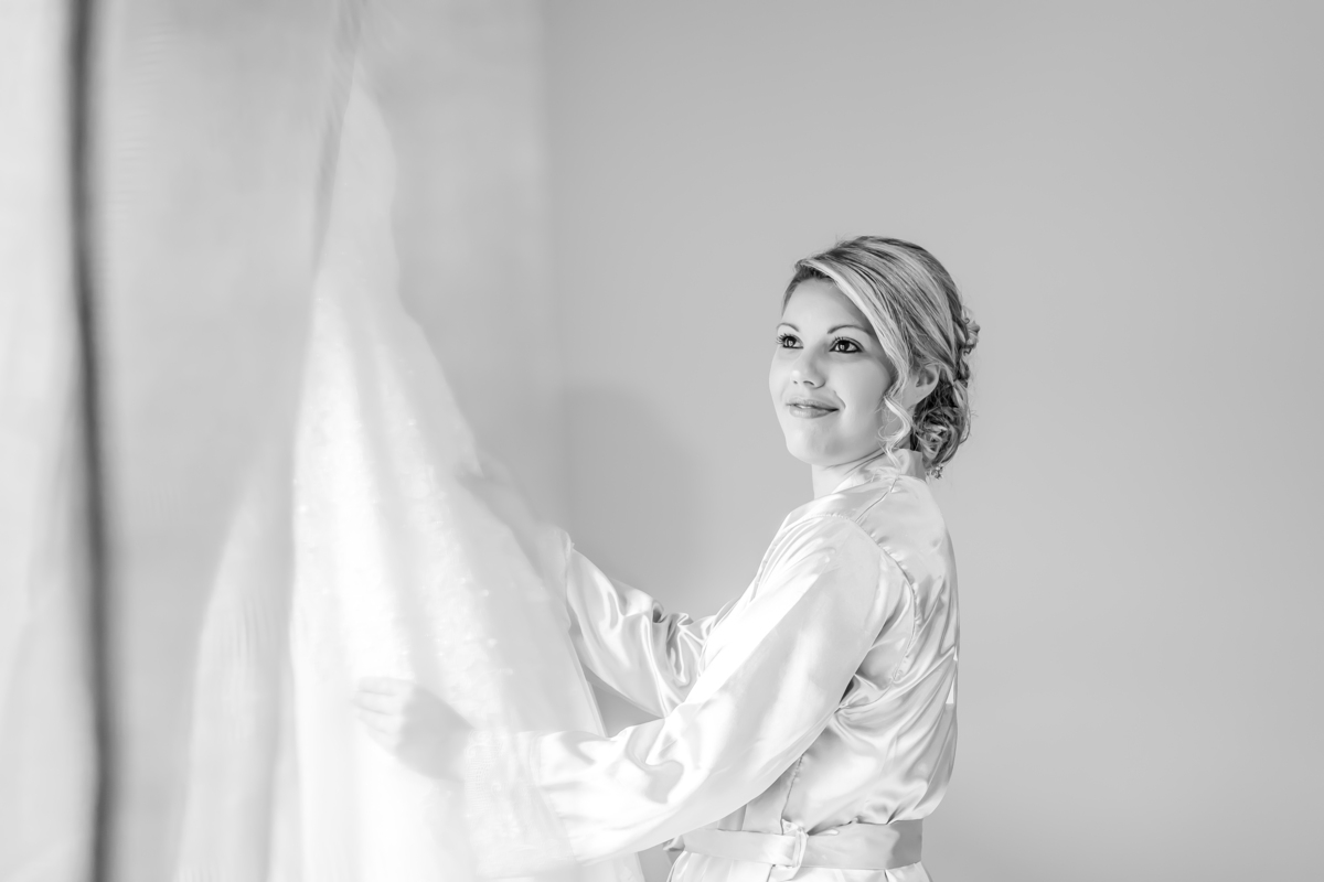 Noiva a ver o seu vestido de noiva