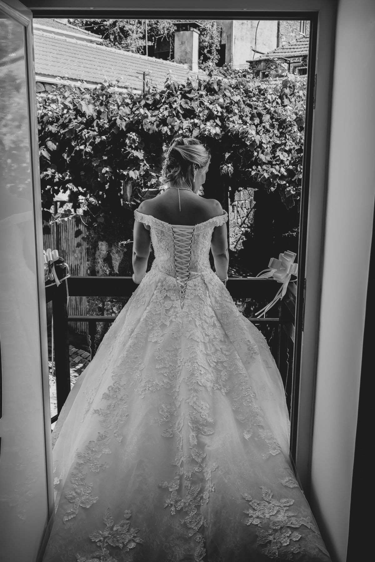 Noiva Andreia na varanda a preto e branco