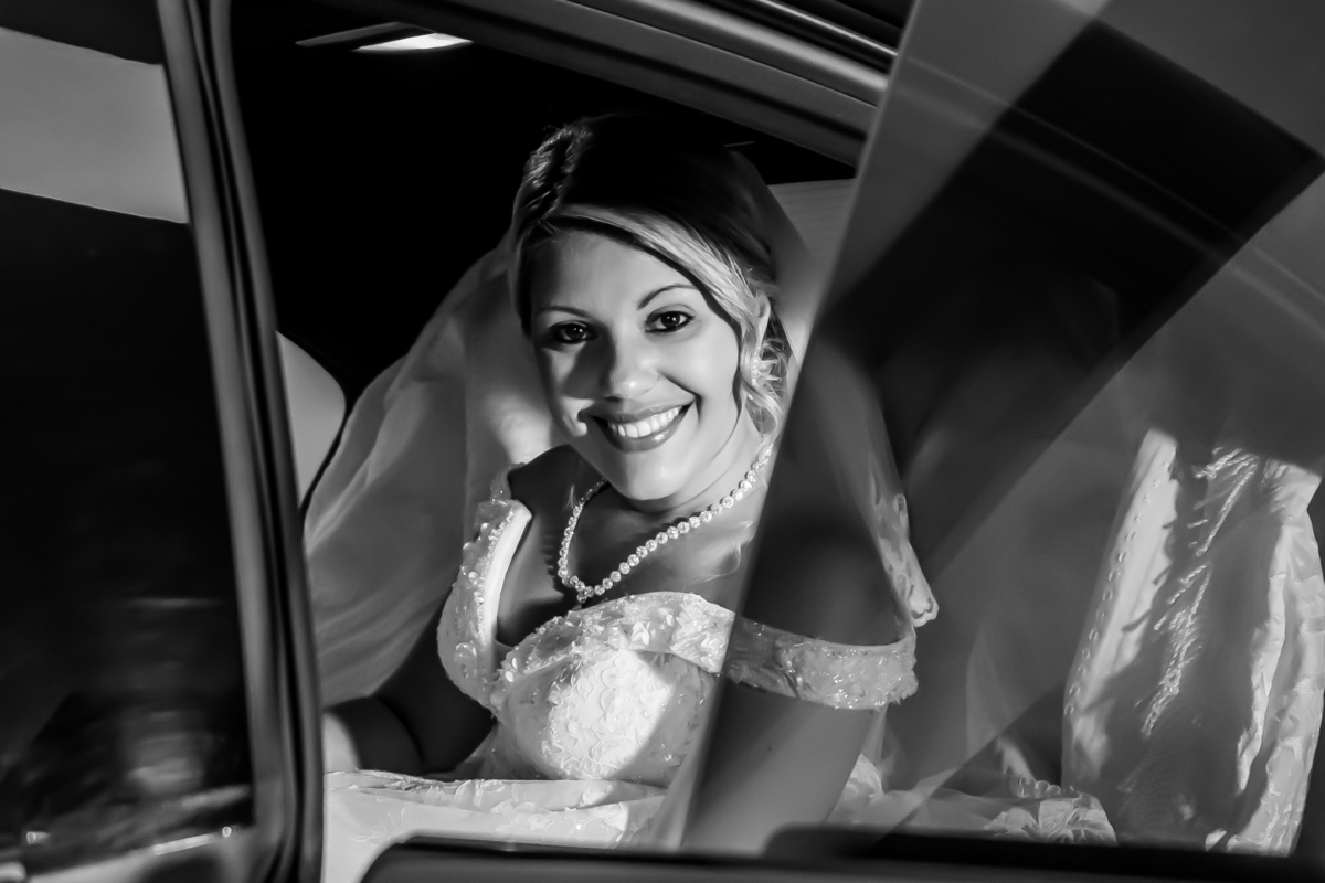 Noiva Andreia pronta para se casar  no carro