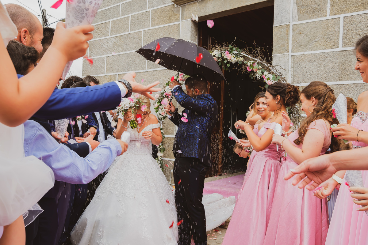 Convidados a atirar arroz e pétalas aos noivos