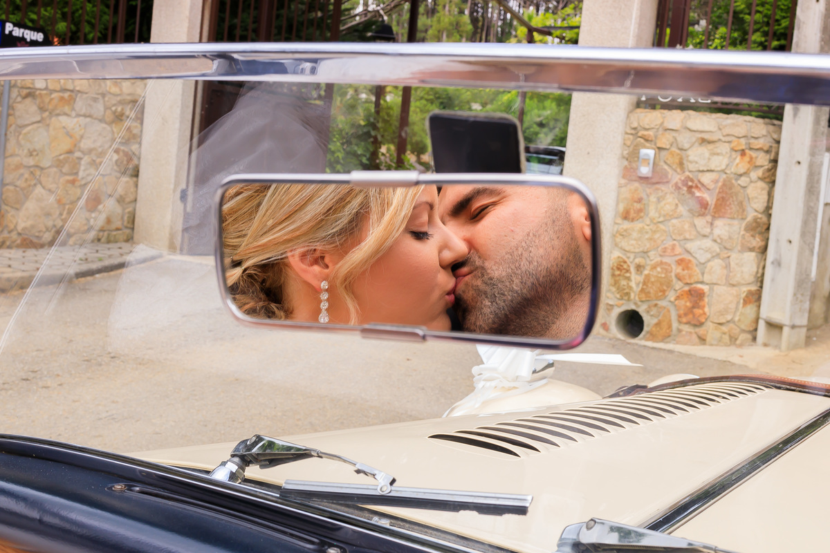 Andreia & Joel a beijarem-se no carro