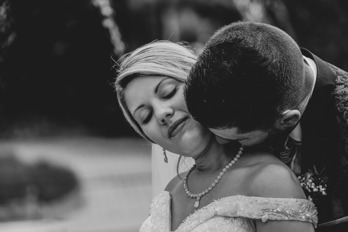 Joel a beijar a sua mulher