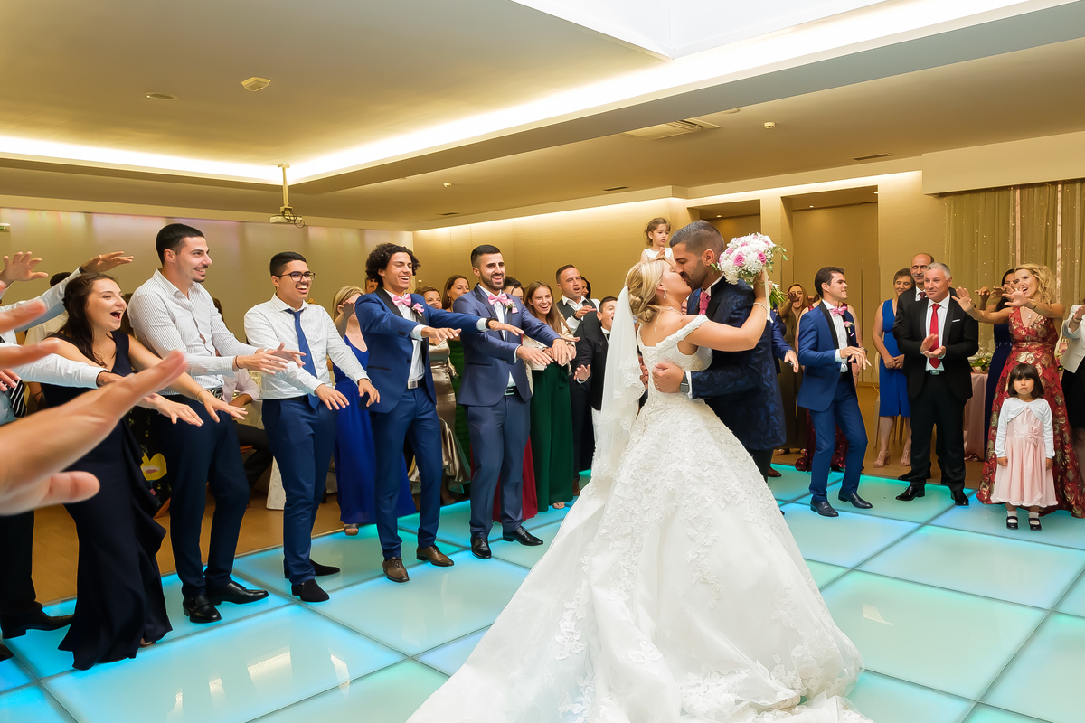 Andreia & Joel a beijarem-se na pista de dança