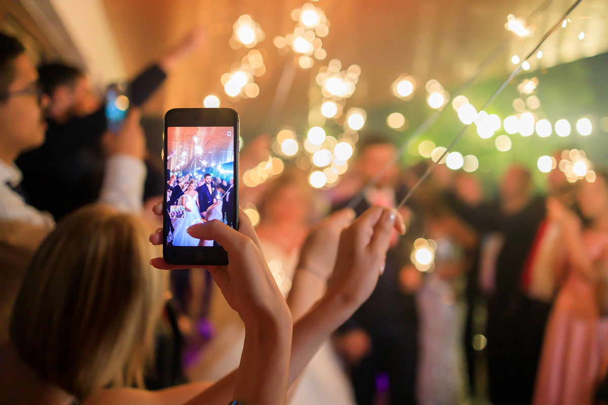 Corredor iluminado para o corte do bolo