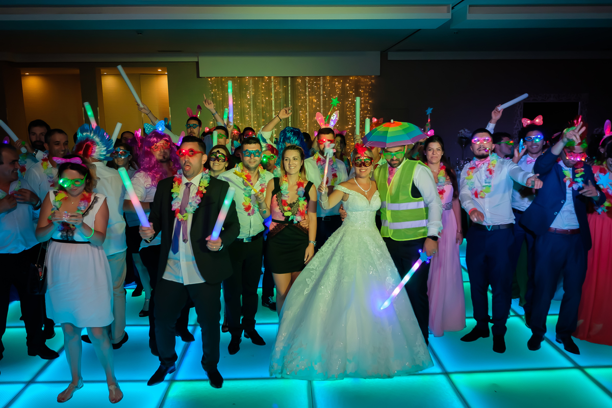 Andreia & Joel com os amigos e família mascarados 