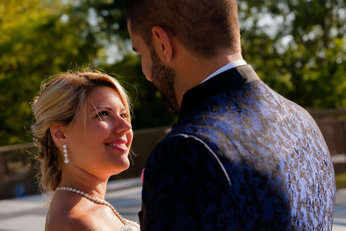 Noiva com olhar apaixonado 