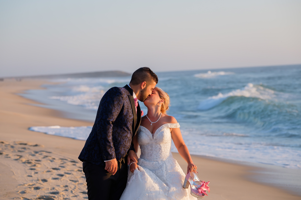 Andreia & Joel a beijarem-se no mar