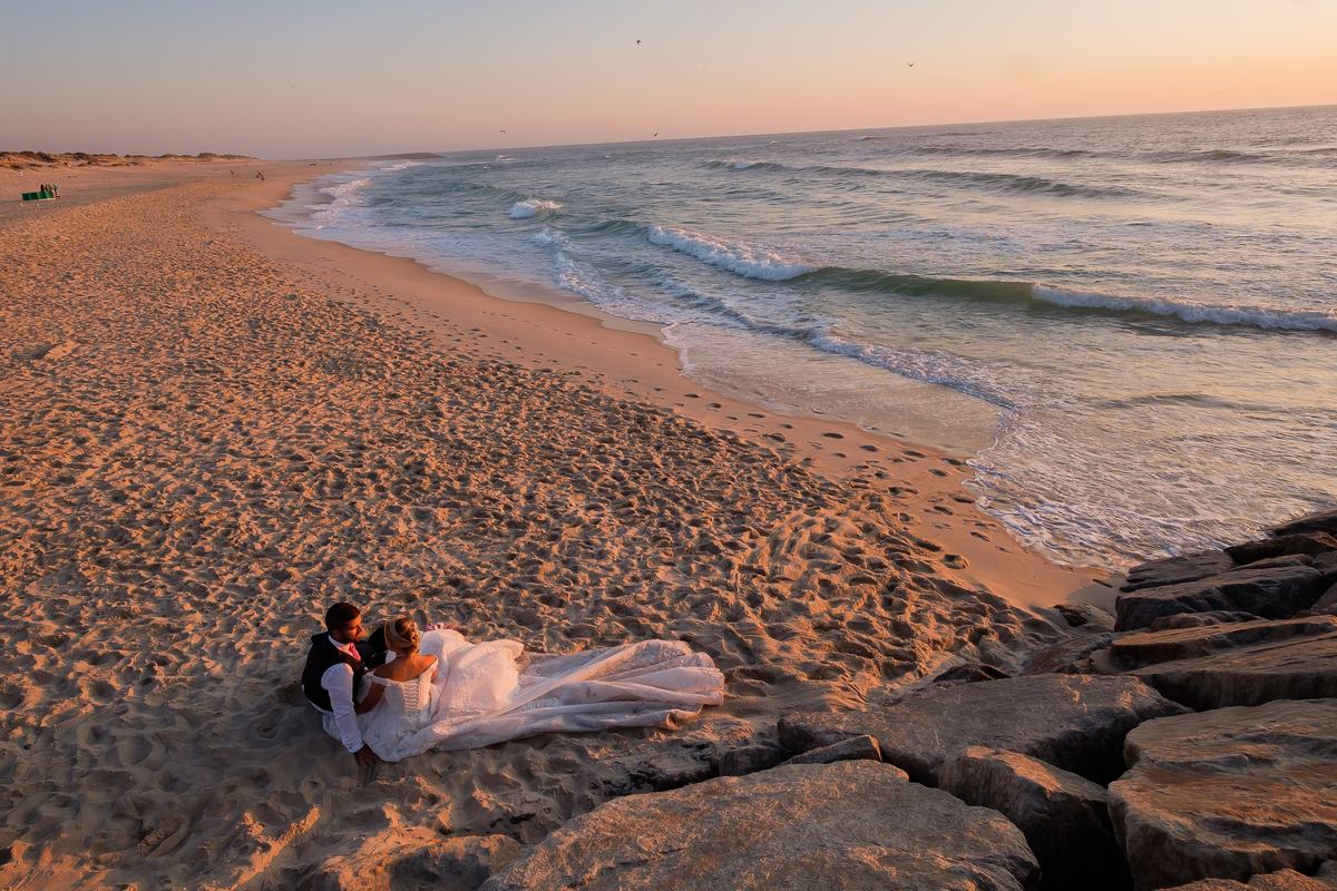 Andreia & Joel sentados na areia