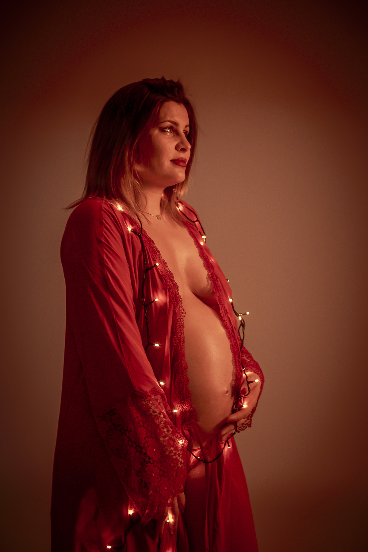 Sessão fotográfica de gravidez com luzes de natal