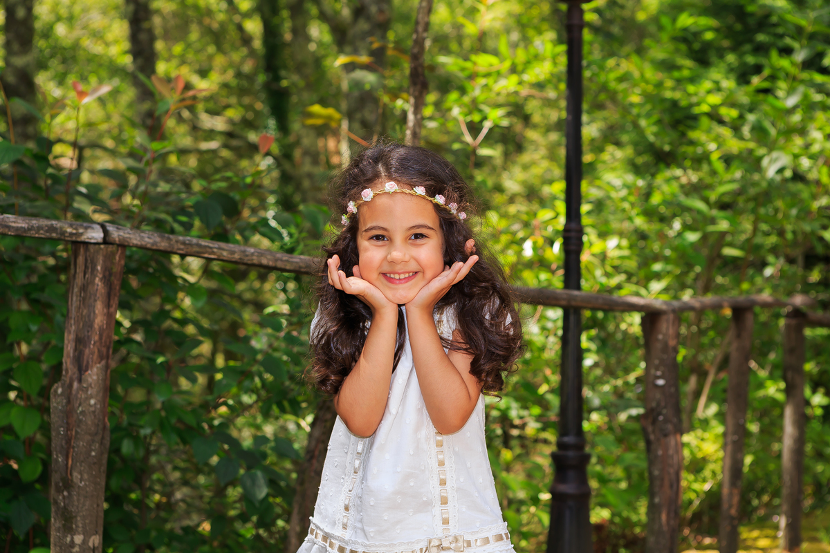 Valentina no jardim fofinha