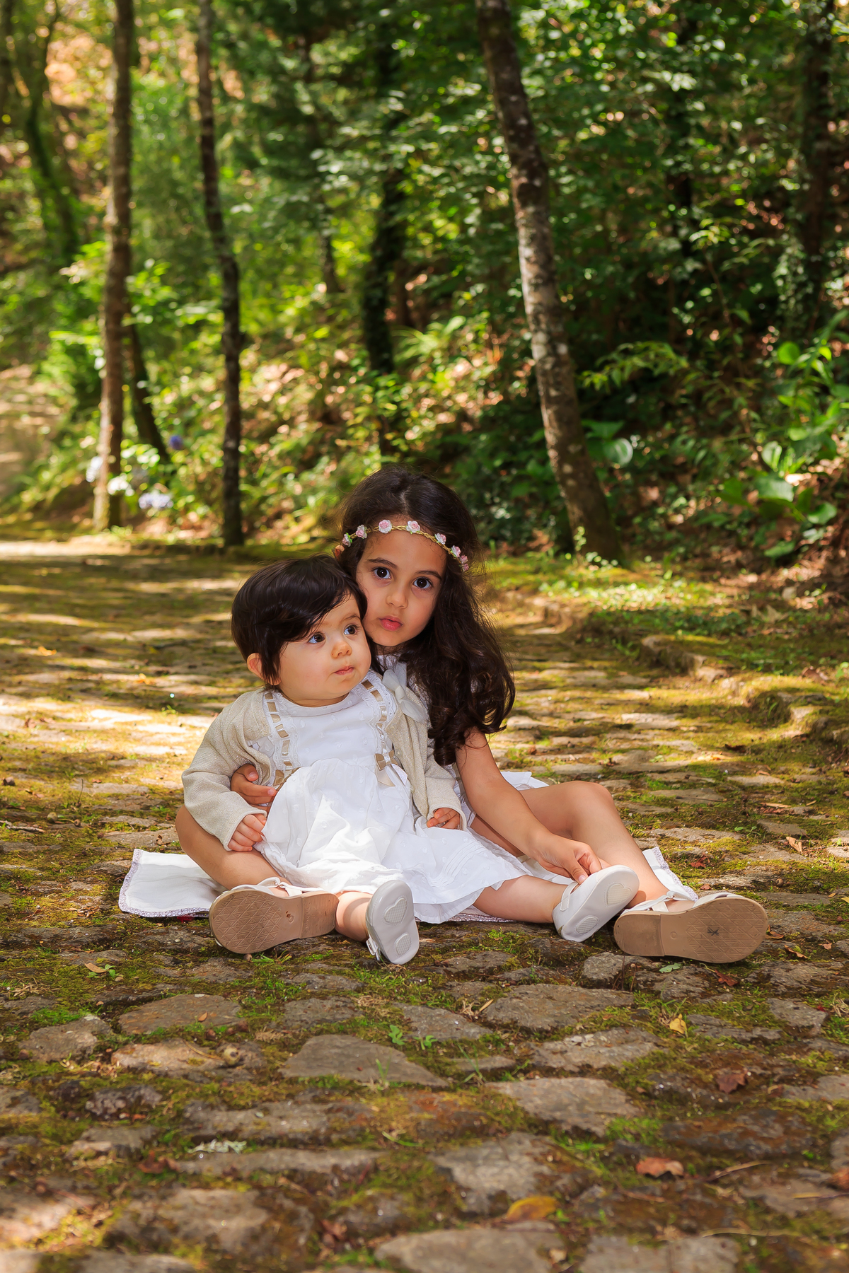 Valentina e Violeta no jardim