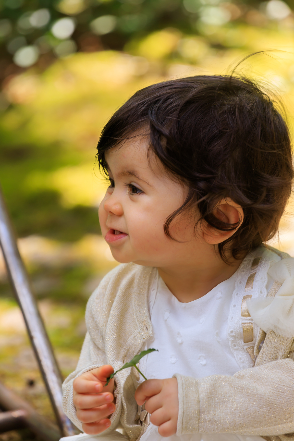 Violeta no jardim de perfil
