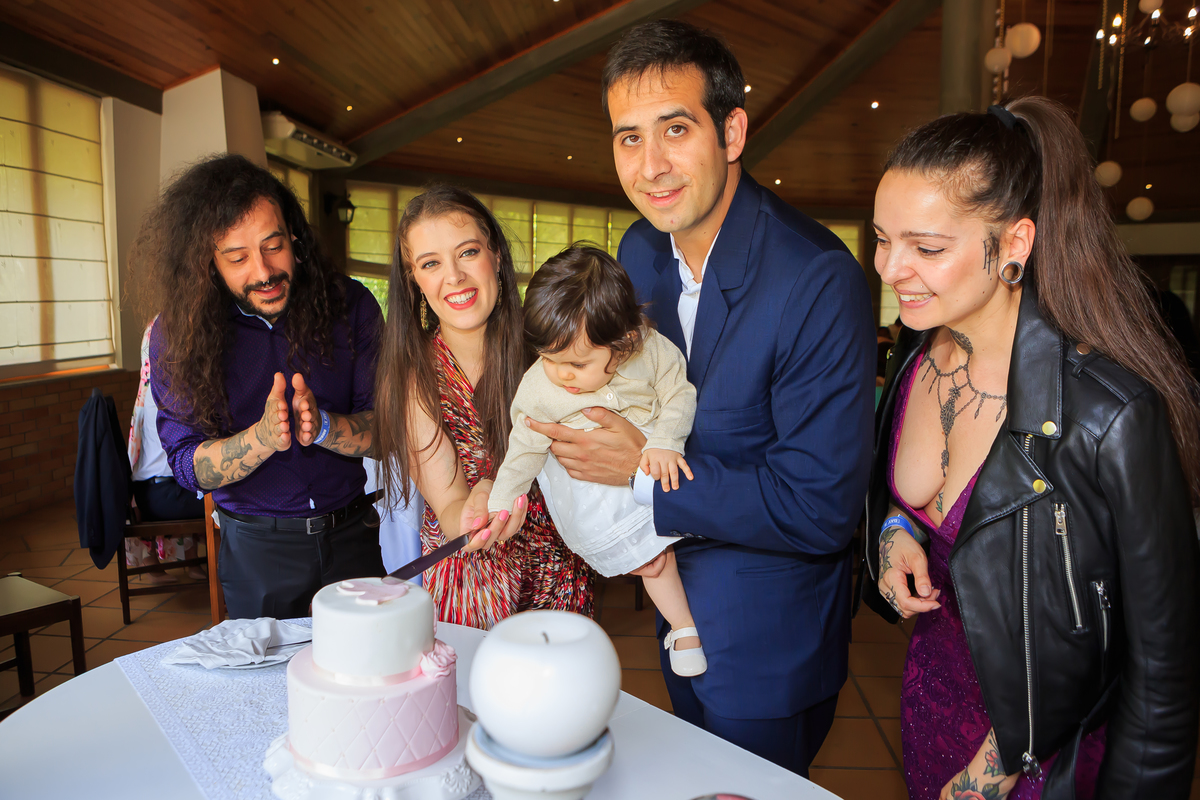 Violeta e família no corte de bolo