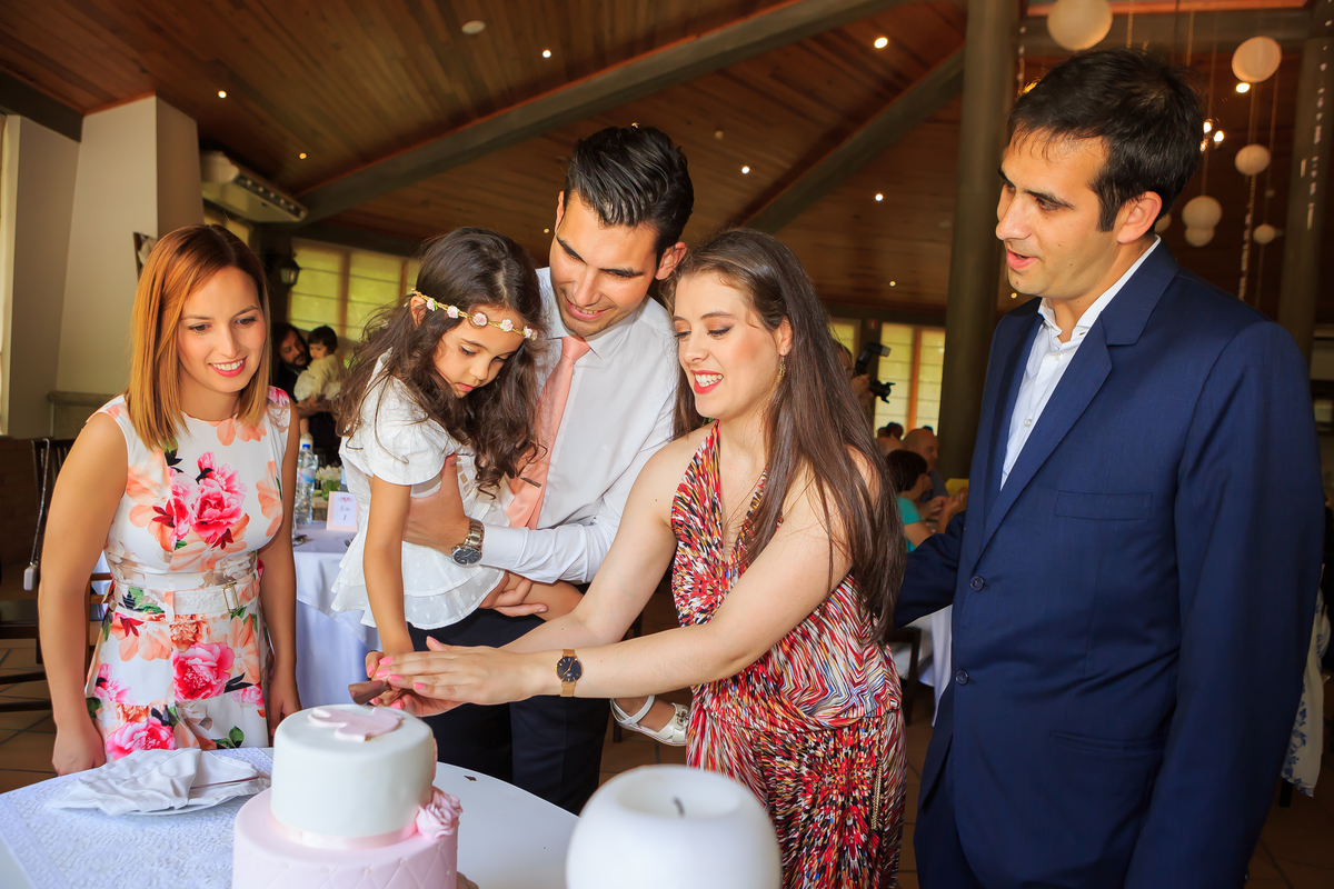 Valentina e família no corte de bolo