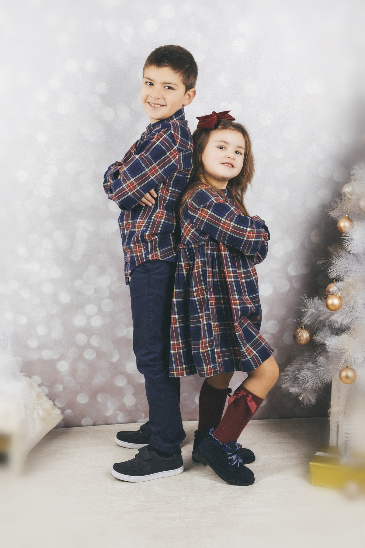 Irmãos em cenário de Natal em Arouca