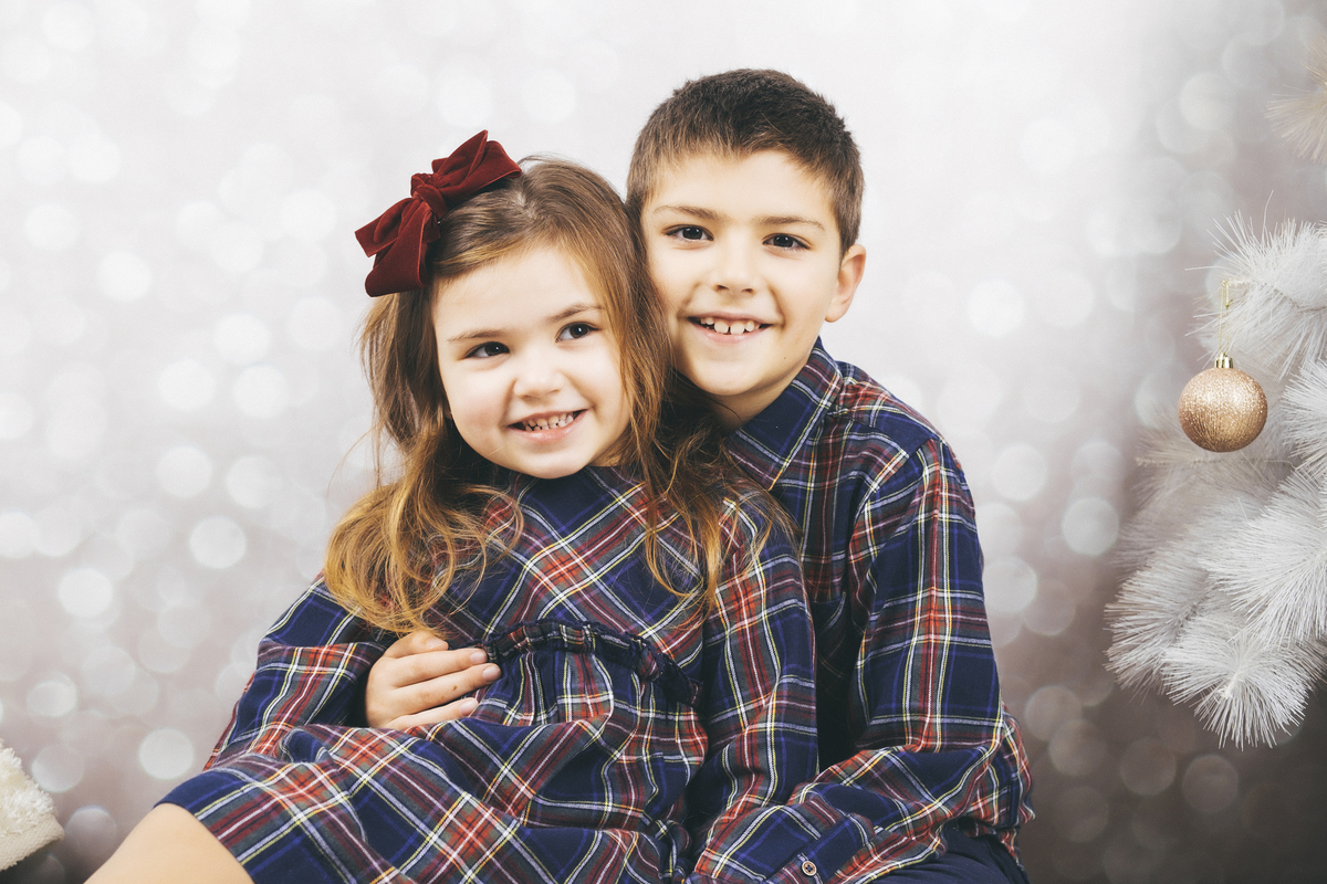 Irmãos em cenário de Natal