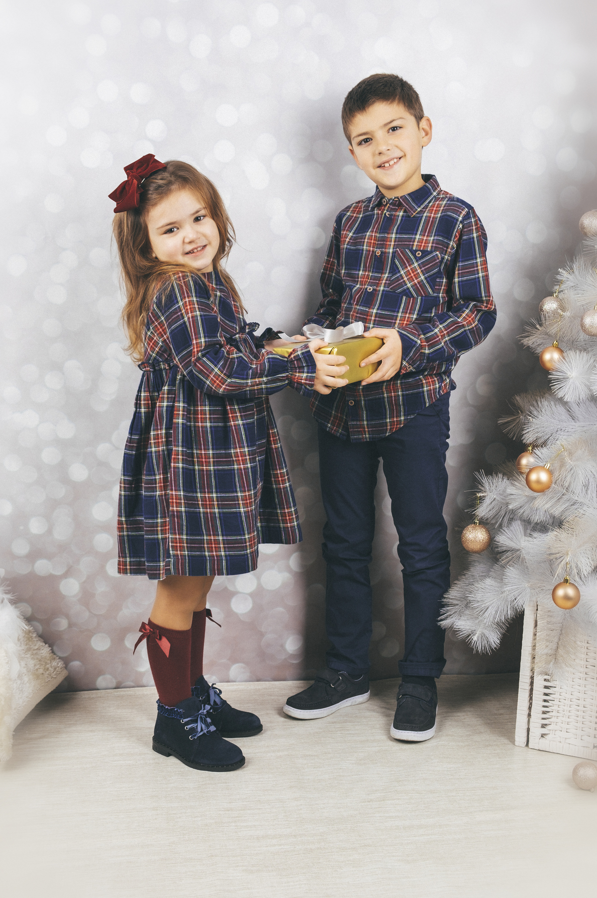 Irmãos na entrega de presentes numa sessão fotográfica