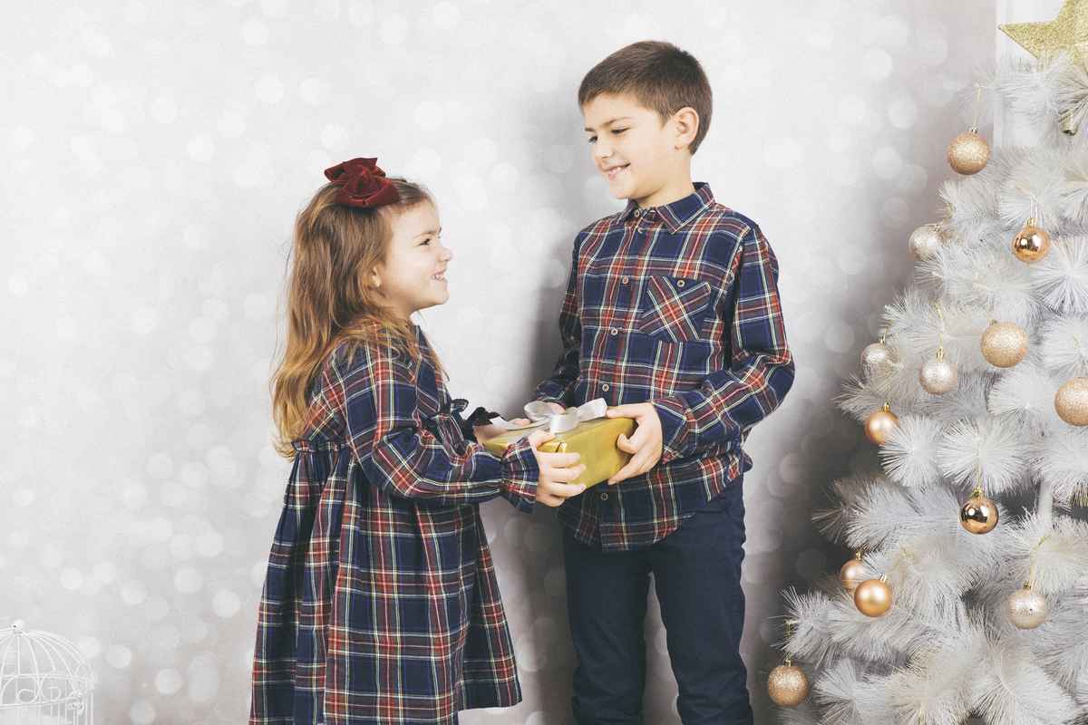 Irmãos na entrega de presentes