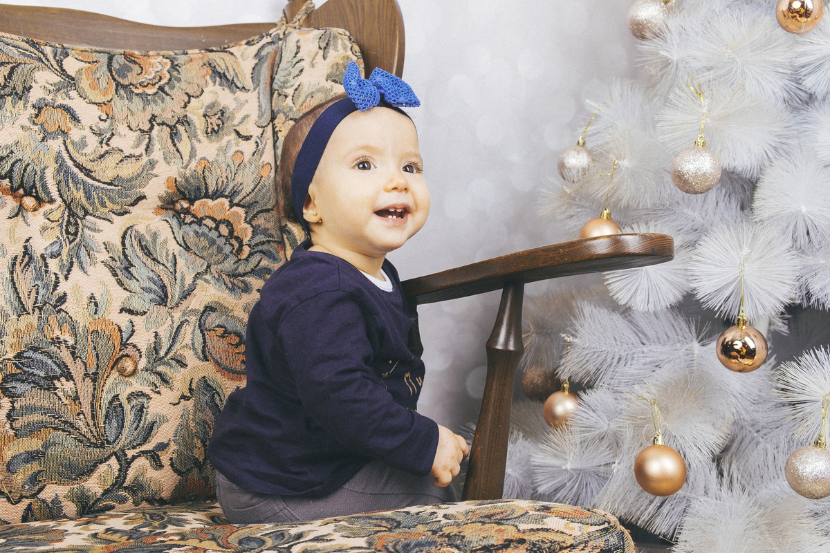 Vitória na sessão fotográfica de natal na árvore de natal