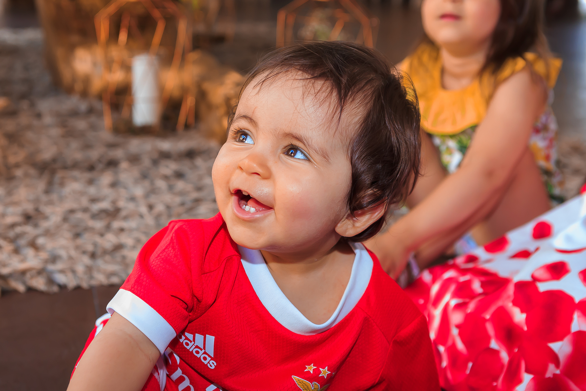 Valentina vestida com o equipamento do Benfica