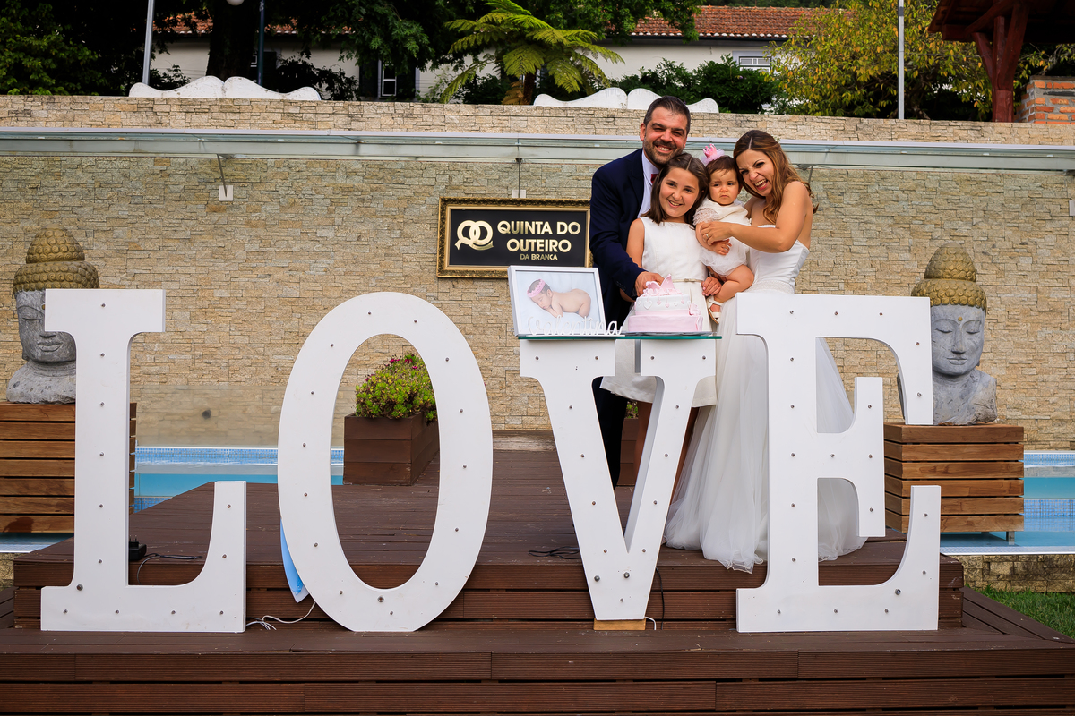 Valentina no corte de bolo com a família
