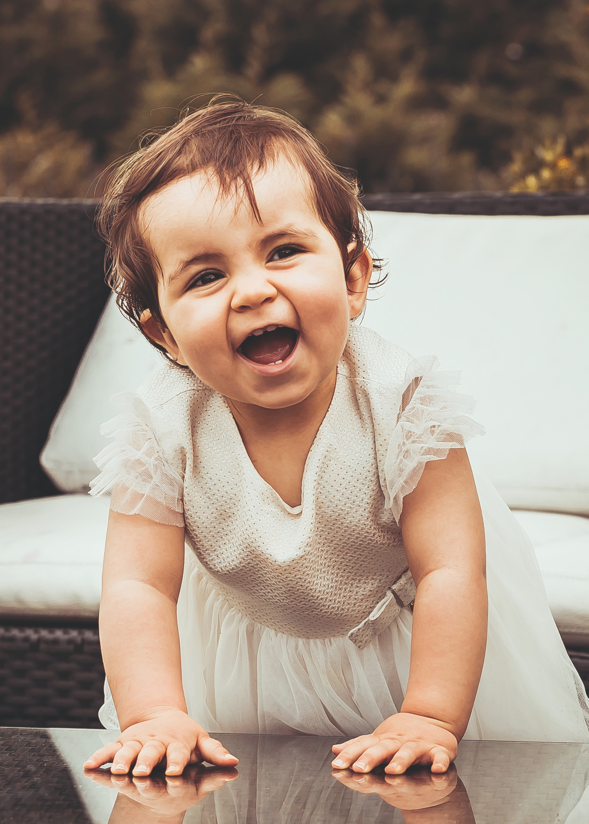 Valentina divertida a explorar