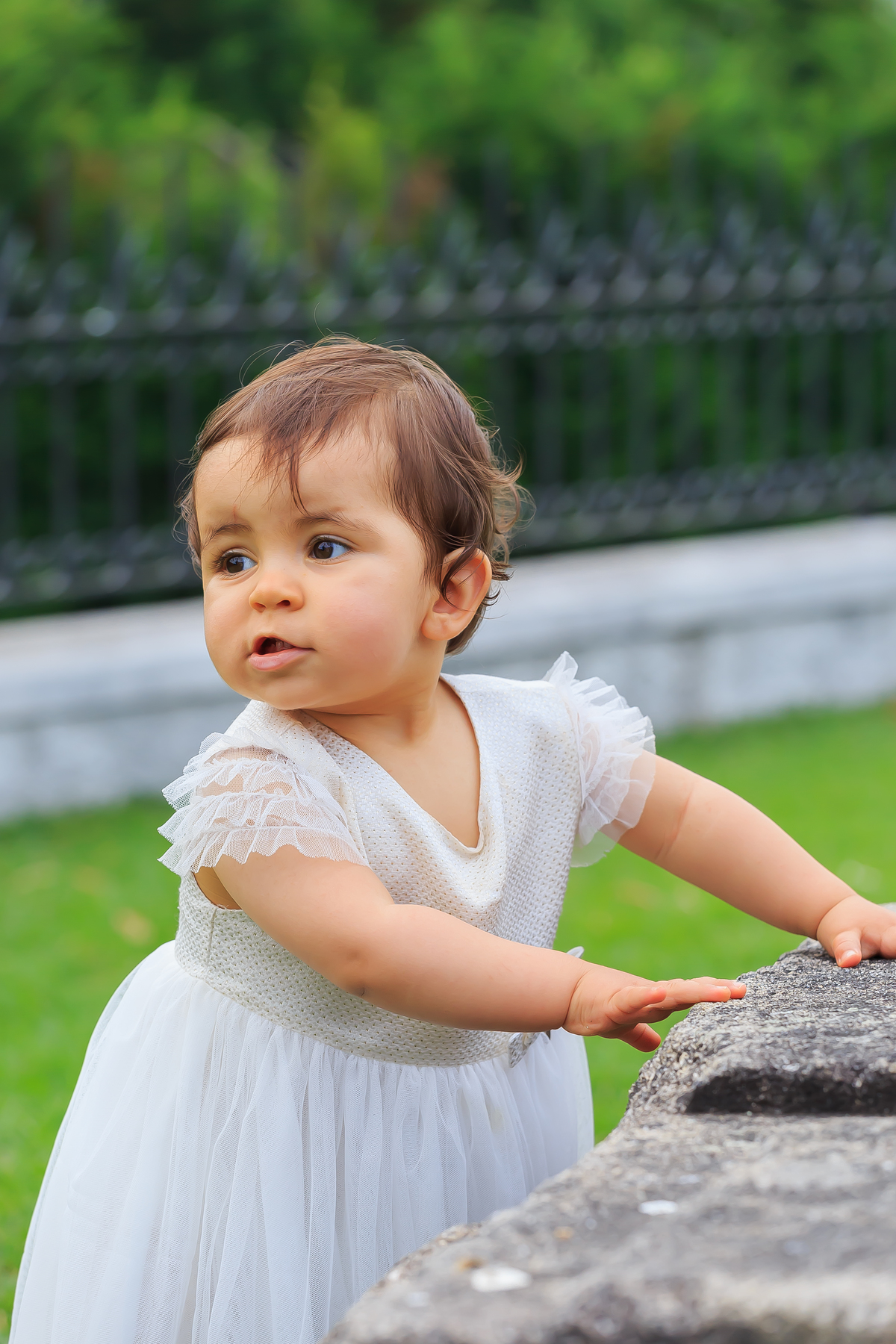 Valentina a explorar o jardim