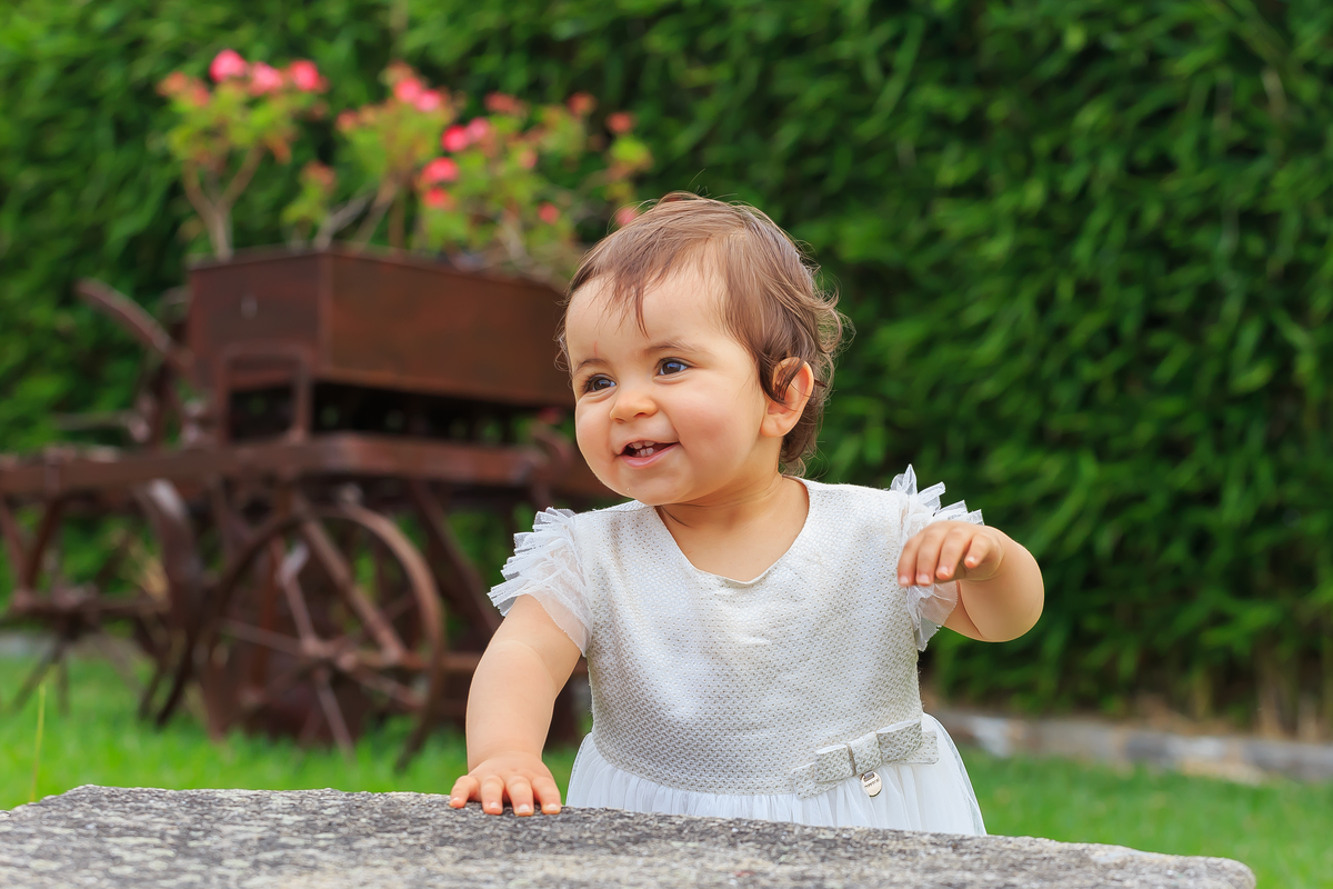 Valentina a explorar o jardim da quinta