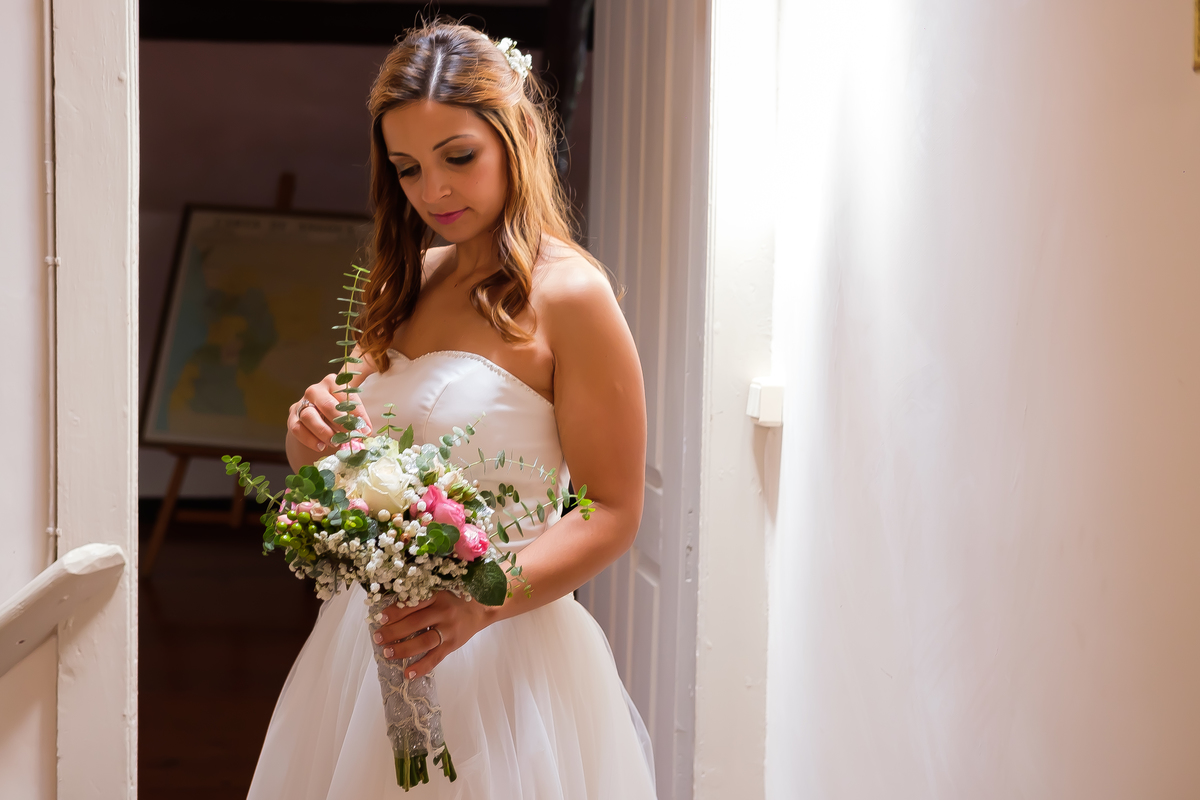 Noiva a olhar para o seu ramo