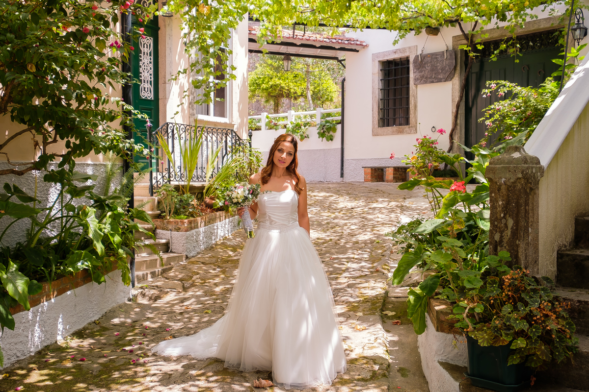 Noiva no jardim a ir ao encontro do seu noivo