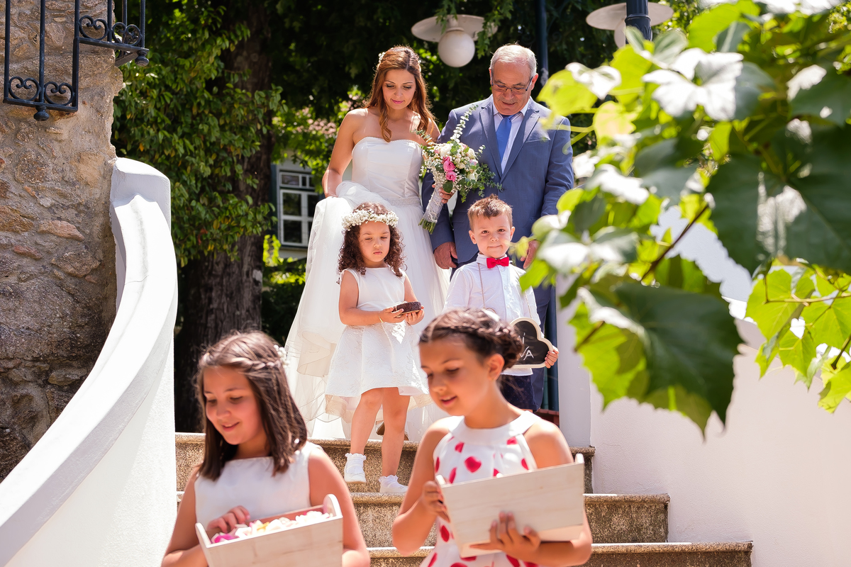 Noiva a caminhar de encontro com o seu noivo