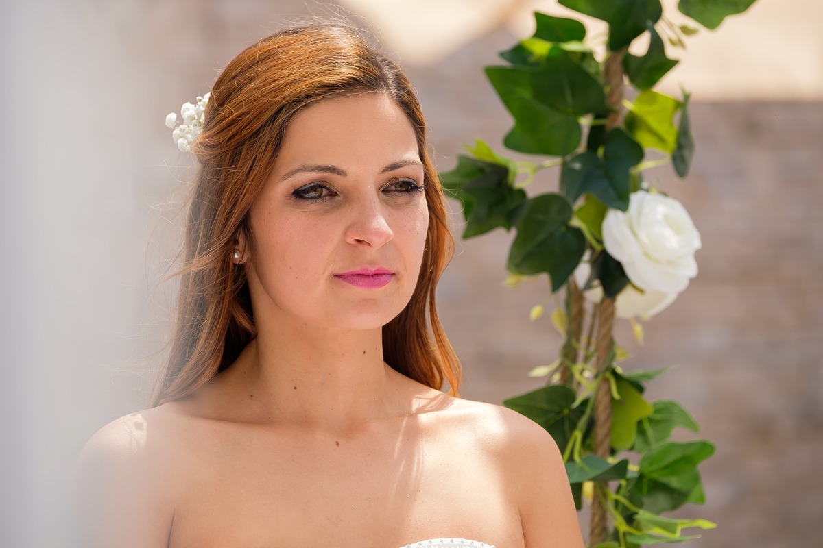 Noiva emocionada ao ver o noivo