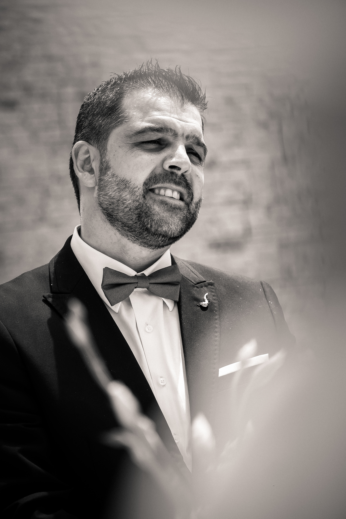 Noivo emocionado ao ver a noiva