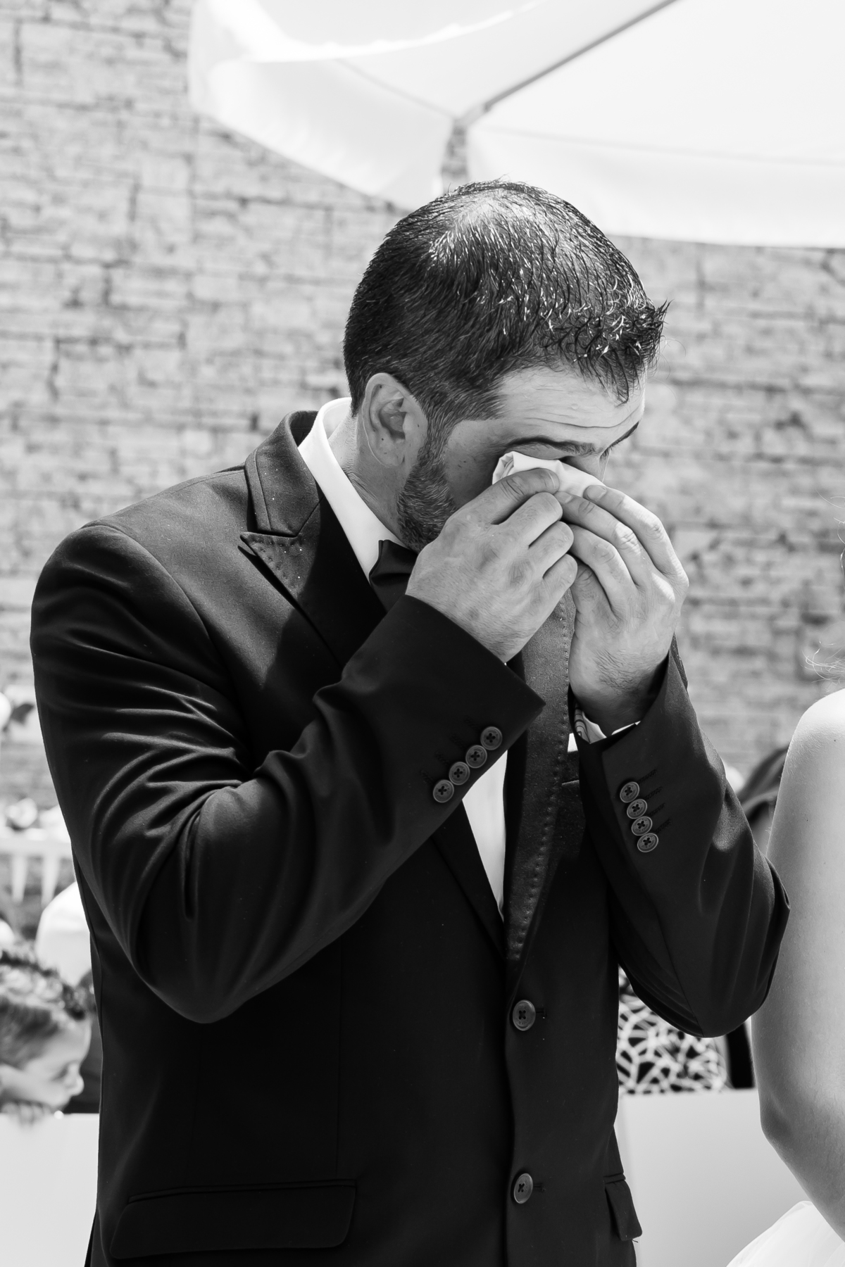 Noivo muito emocionado