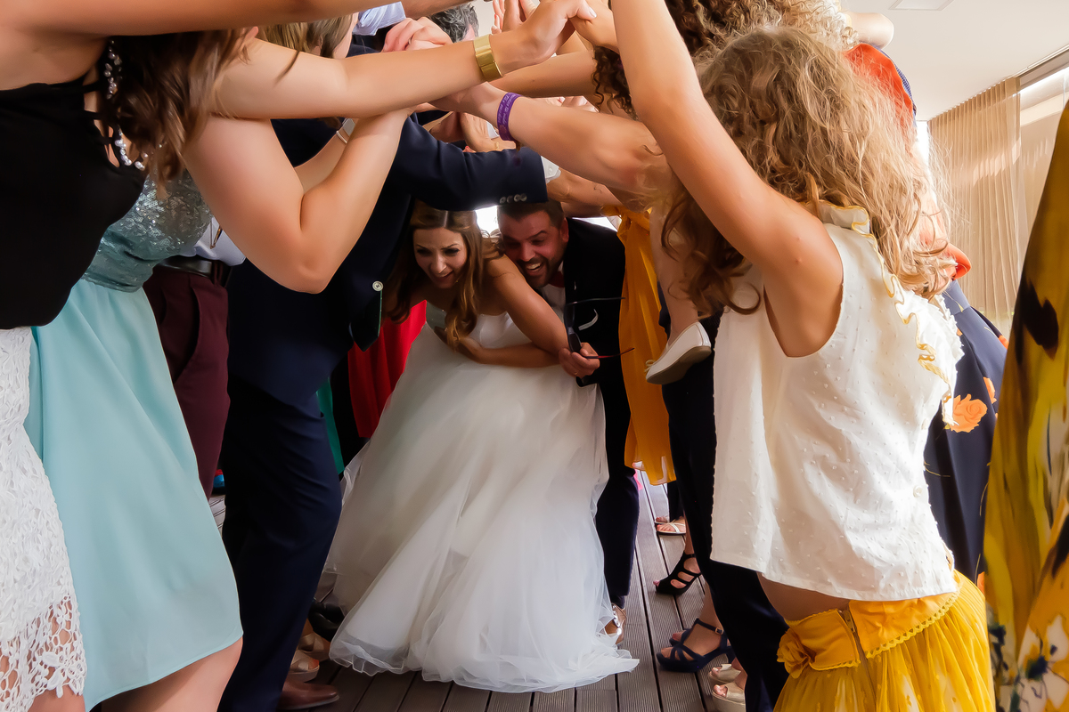 Casal a dançar com os convidados 