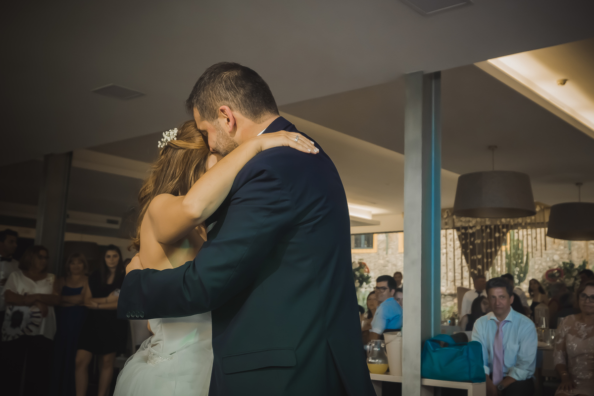 Casal a dançar romanticamente 