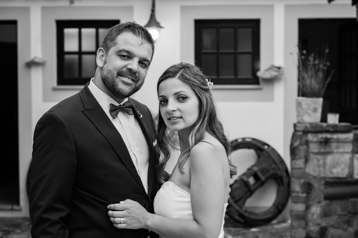 Casal em sessão fotográfica no jardim