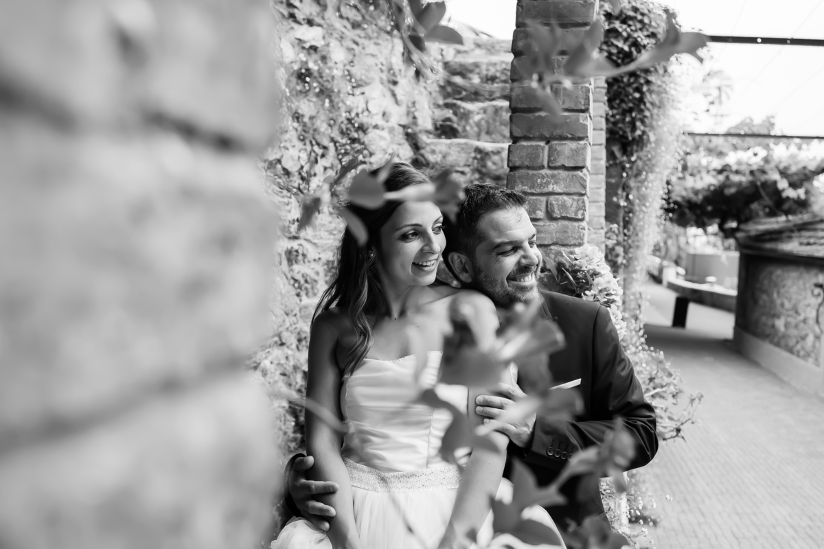 Casal em sessão fotográfica no jardim da Quinta do Outeiro