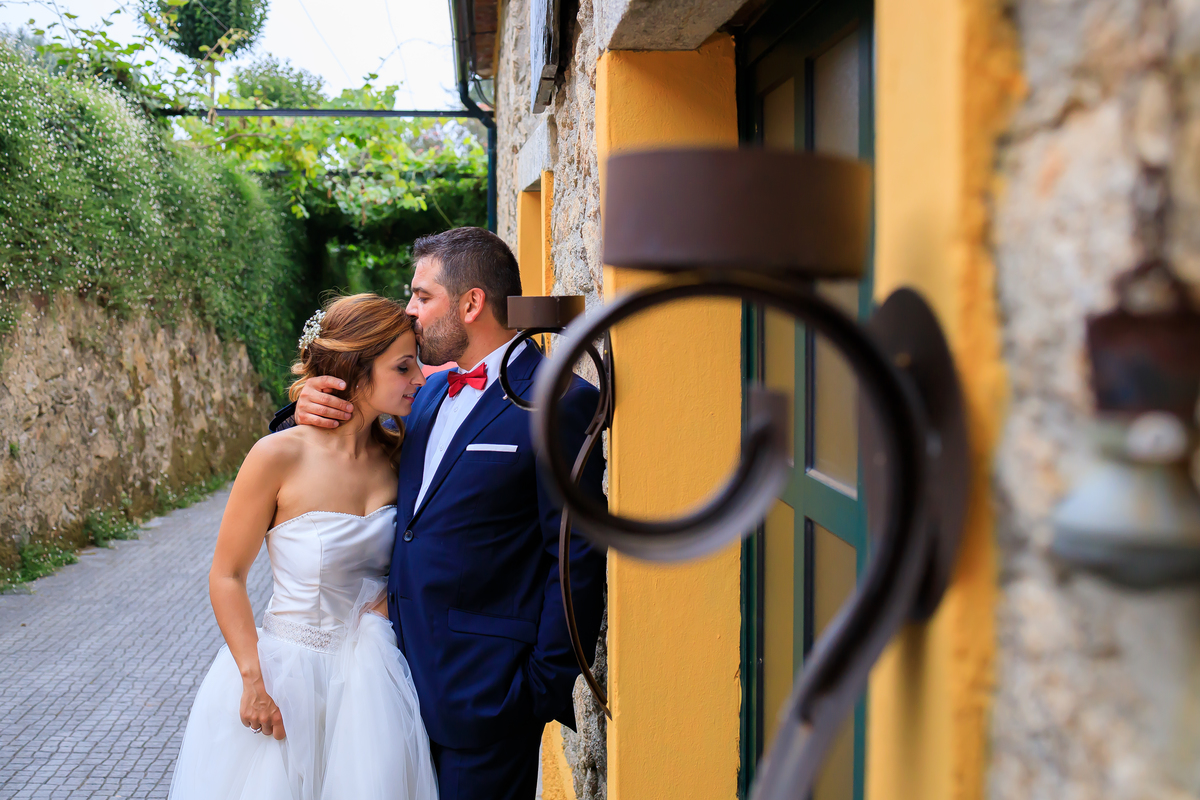 Casal em sessão fotográfica no jardim da quinta
