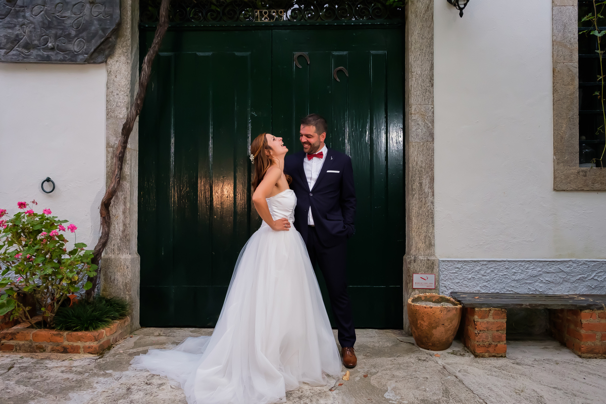 Casal divertido na sessão fotográfica 