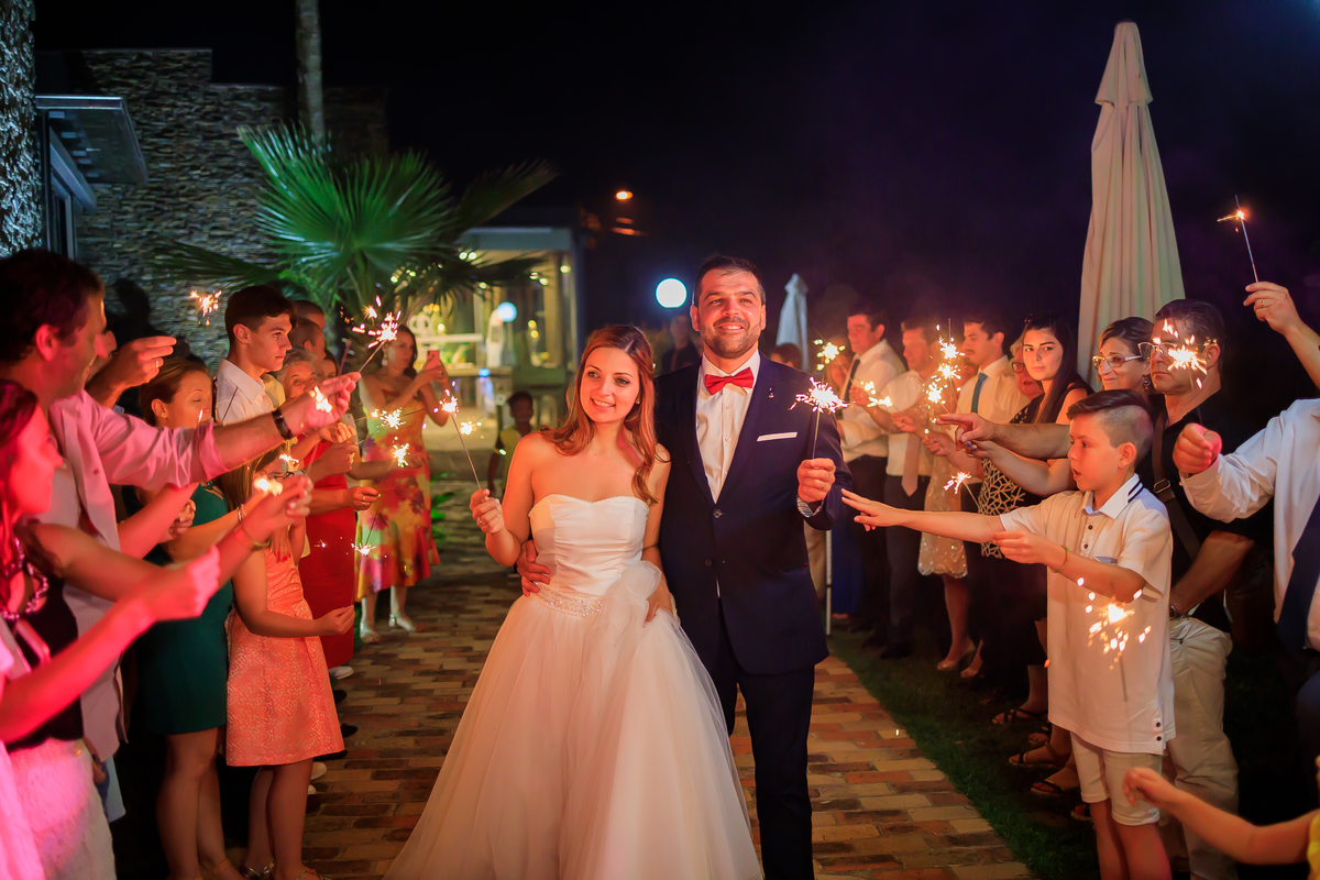 Casal a caminhar para o corte do bolo