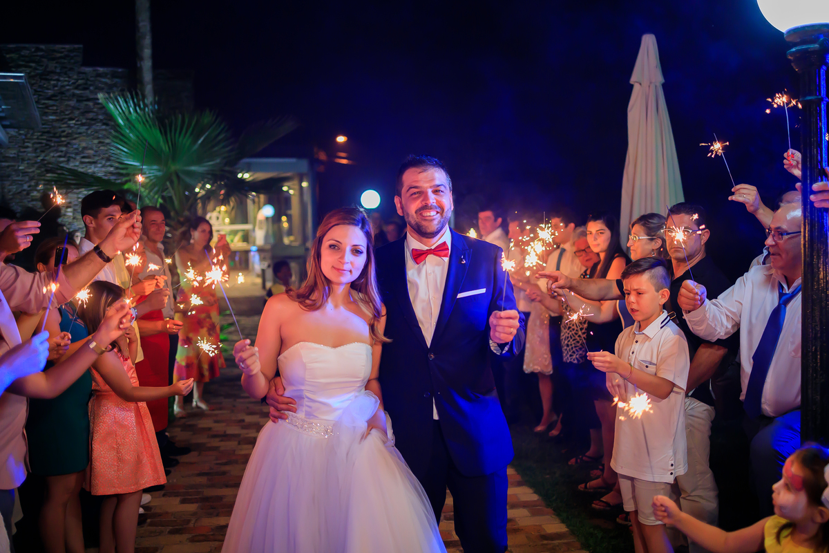 Casal caminhar para o corte do bolo com os amigos e família 