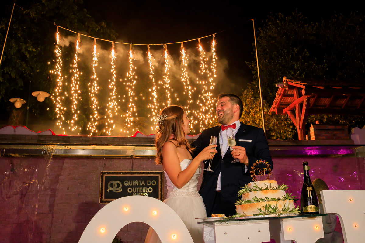 Corte de bolo com foguetes  e espumante 