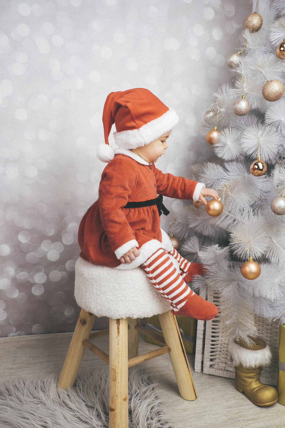 Camila na árvore de natal