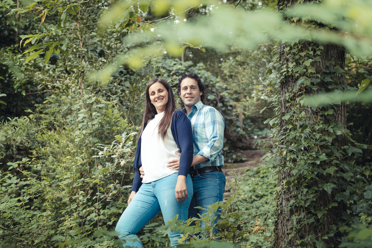 Noivos apaixonados na floresta