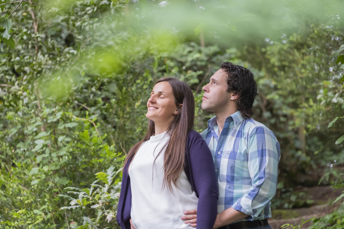 Noivos apaixonados na natureza